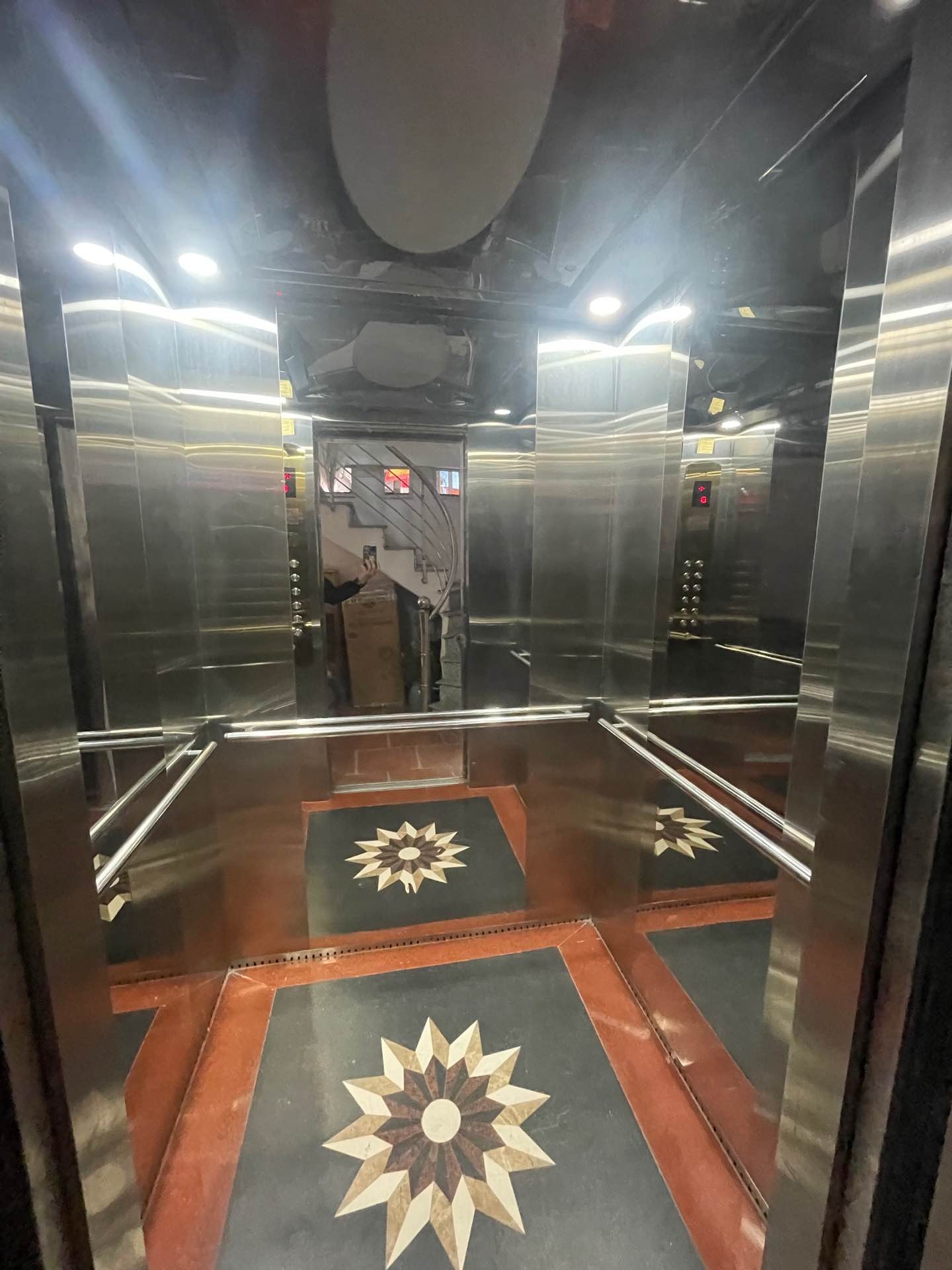 Bán nhà Tân Mai - diện tích 102m2 9 tầng - Lô góc 3 mặt thoáng - giá 102 tỷ