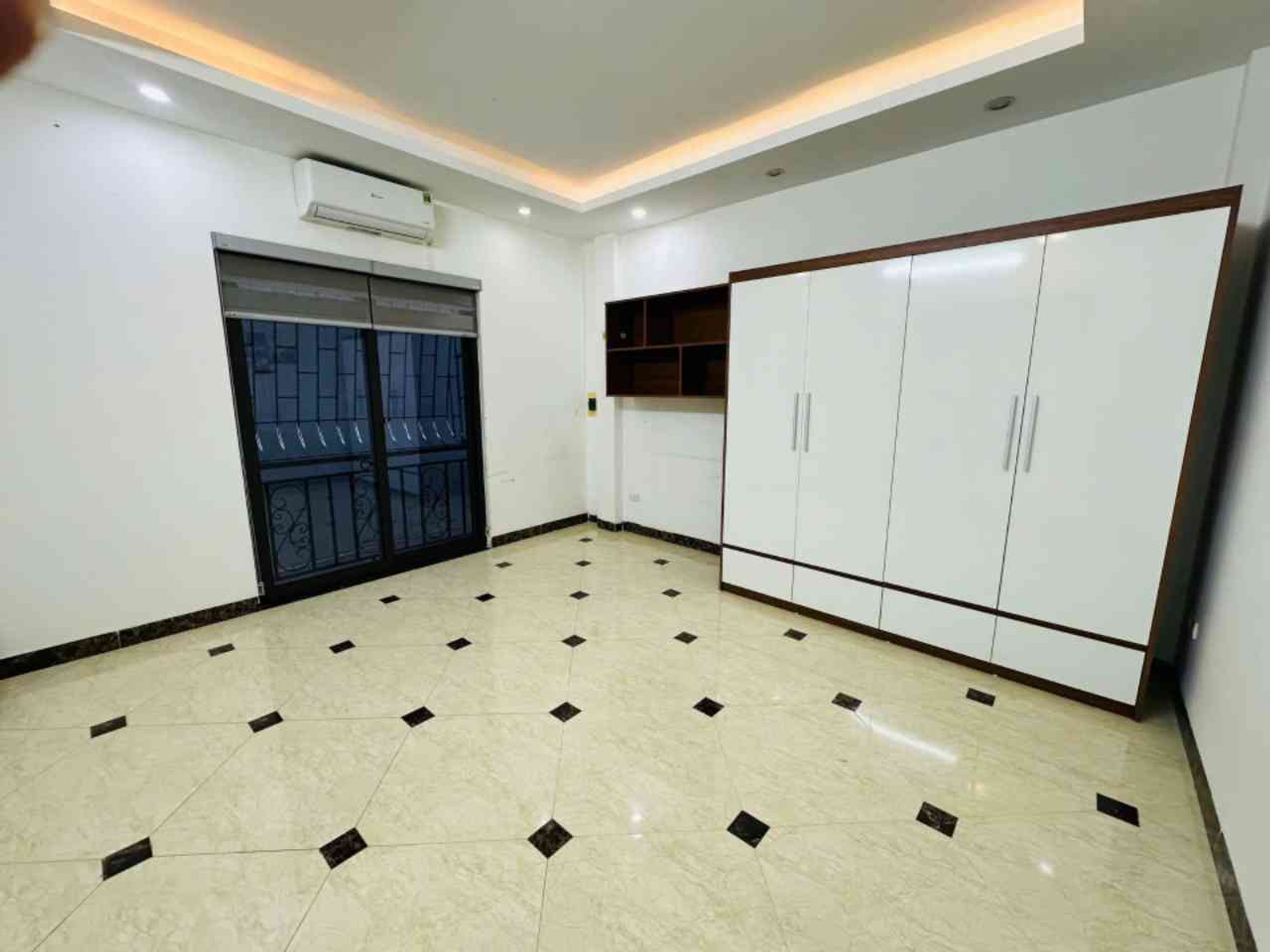 Bán nhà Hoàng Mai - diện tích 30m2 5 tầng - nhà mới đẹp - giá 7,9 tỷ