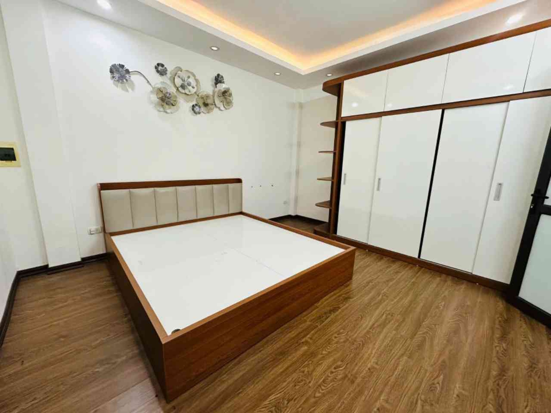 Bán nhà Hoàng Mai - diện tích 30m2 5 tầng - nhà mới đẹp - giá 7,9 tỷ