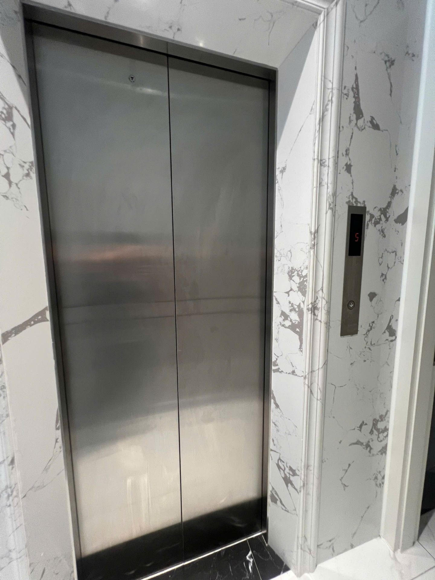 Bán nhà Phố Huế - diện tích 149m2 6 tầng - Mặt phố lớn kinh doanh - giá 160 tỷ