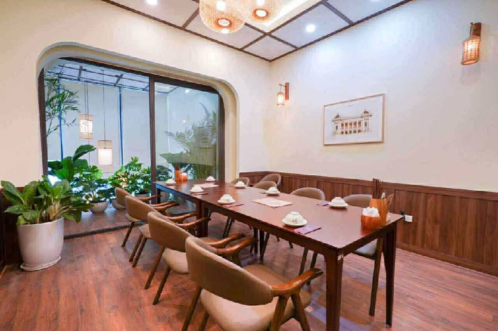 Bán nhà Hoàng Cầu - diện tích 237m2 3 tầng - mặt tiền 8,3m - giá 167 tỷ