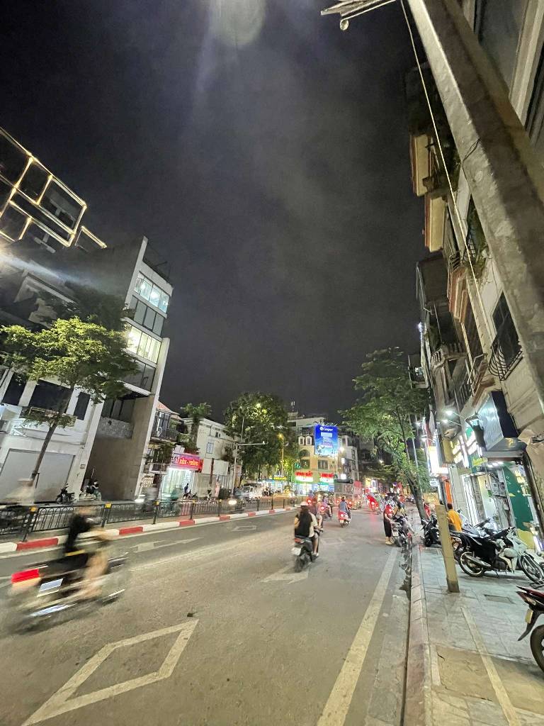 Bán nhà Tôn Đức Thắng - diện tích 142m2 2 tầng - mặt phố sầm uất - giá 70 tỷ