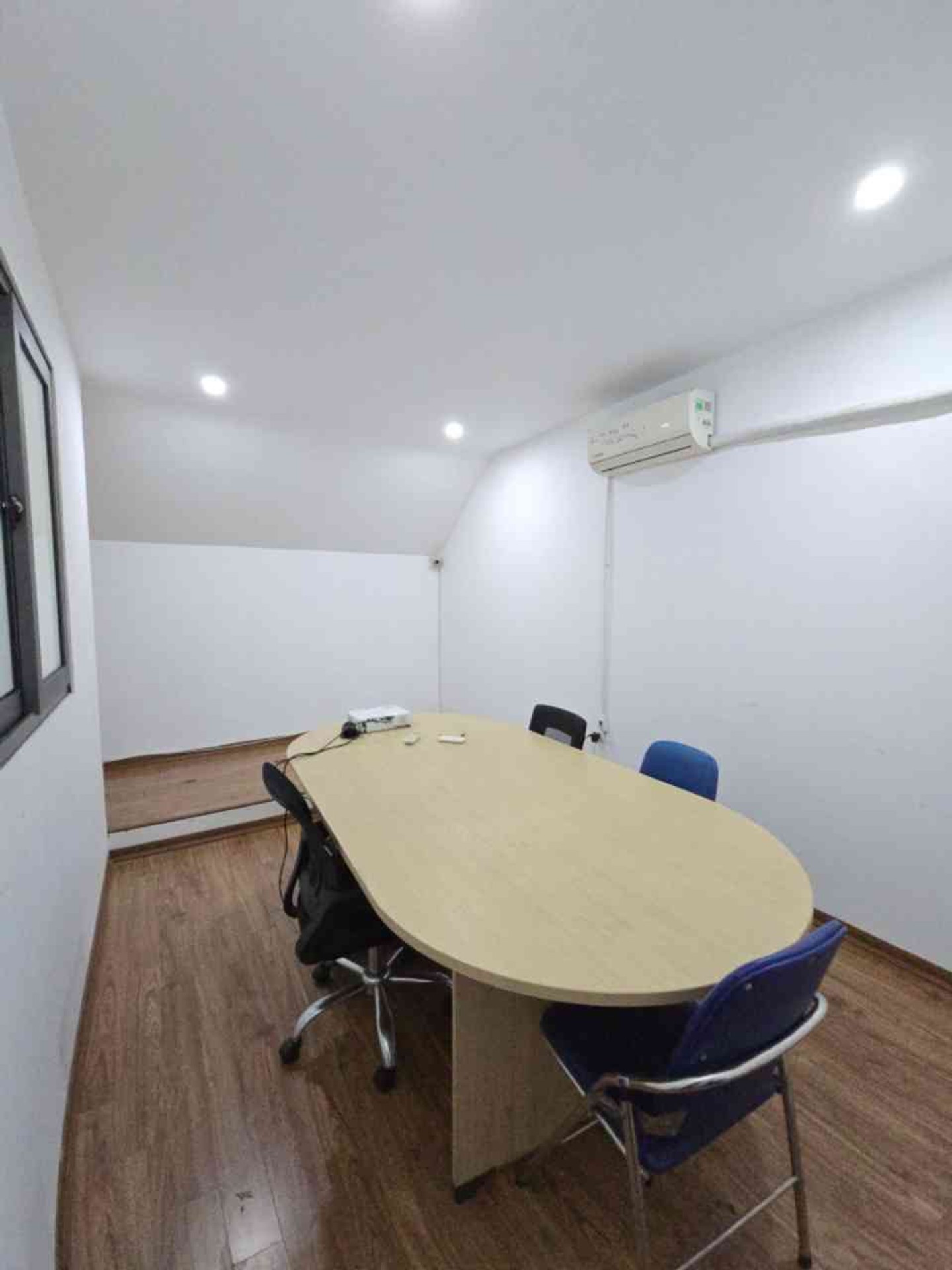 Bán nhà Hưng Thịnh - diện tích 89m2 4 tầng - Ô tô 45 chỗ đỗ cửa - giá 27,5 tỷ