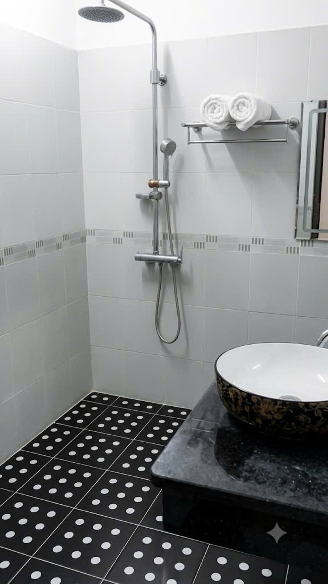 Bán nhà TT Điện Than - diện tích 130m2 5 tầng - Căn hộ tập thể đẹp, đối diện công viên - giá 6,6 tỷ