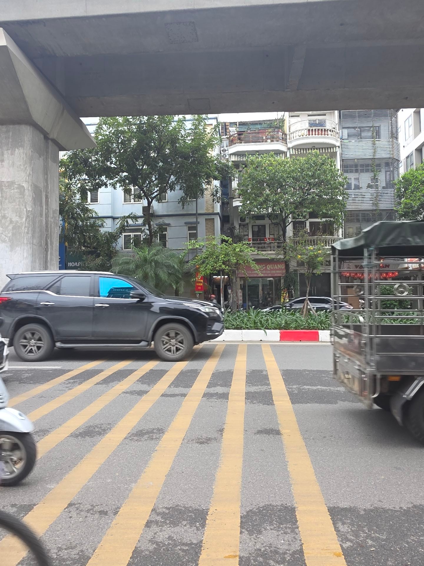 Bán nhà Hào Nam - diện tích 43m2 4 tầng - mặt phố kinh doanh cực tốt - giá 25 tỷ