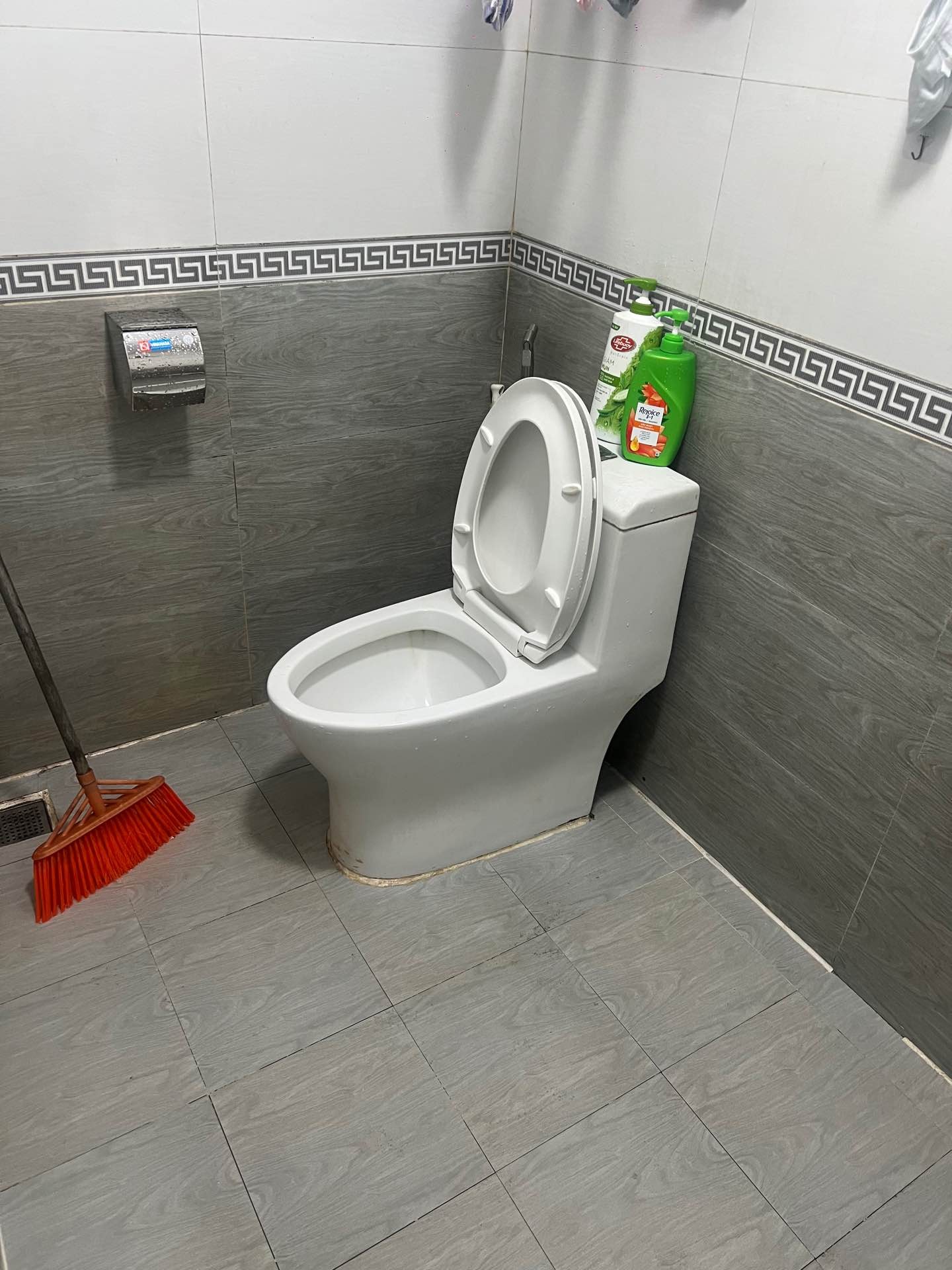 Bán nhà Nguyễn Xiển - diện tích 100.8m2 2 tầng - ô tô tránh - giá 40 tỷ