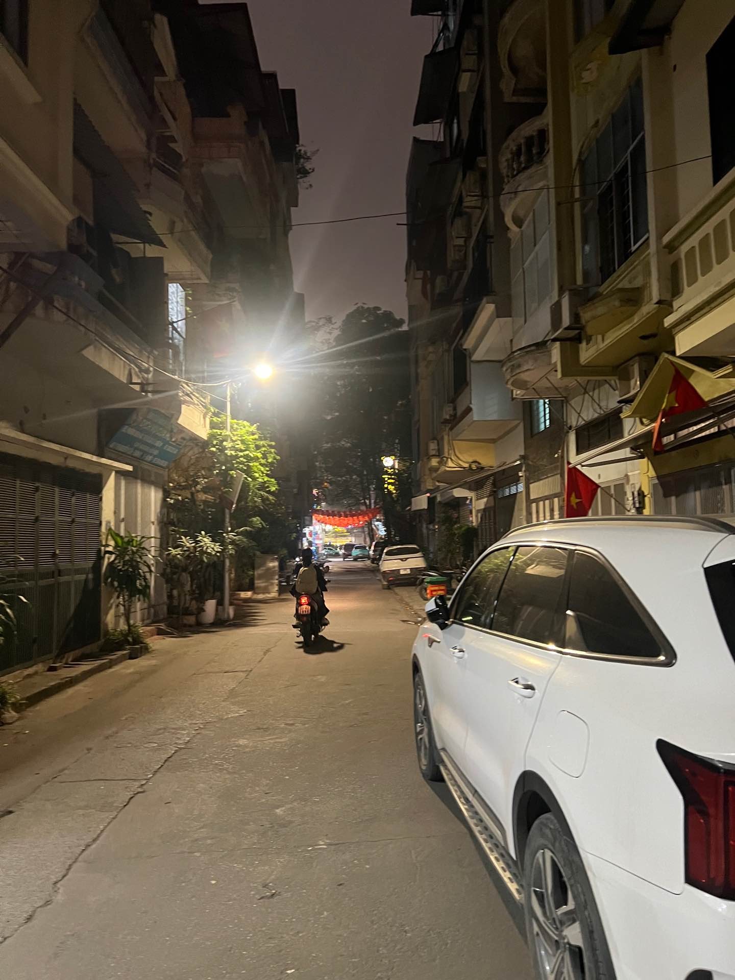 Bán nhà Nguyễn Xiển - diện tích 100.8m2 2 tầng - ô tô tránh - giá 40 tỷ