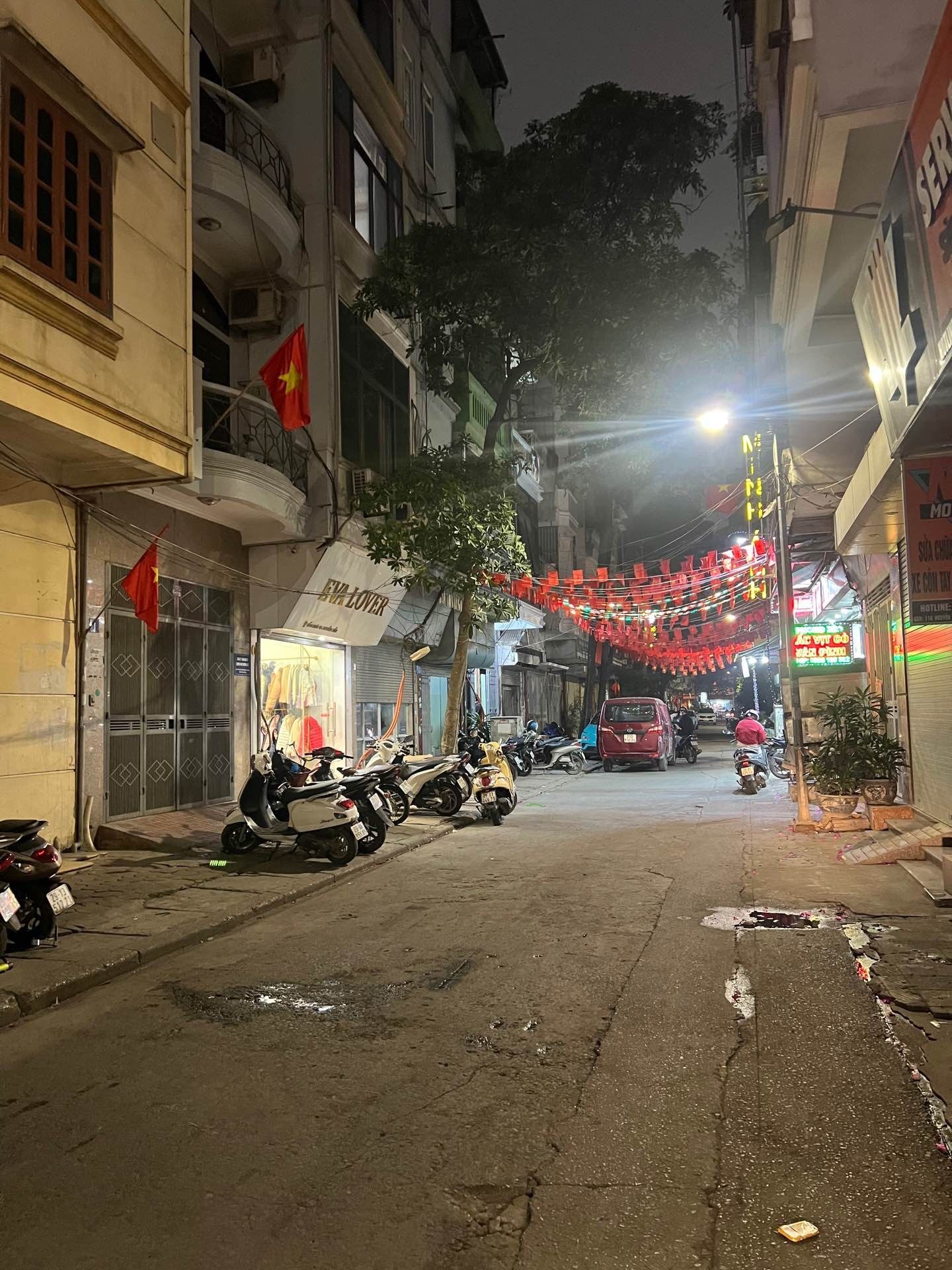 Bán nhà Nguyễn Xiển - diện tích 100.8m2 2 tầng - ô tô tránh - giá 40 tỷ