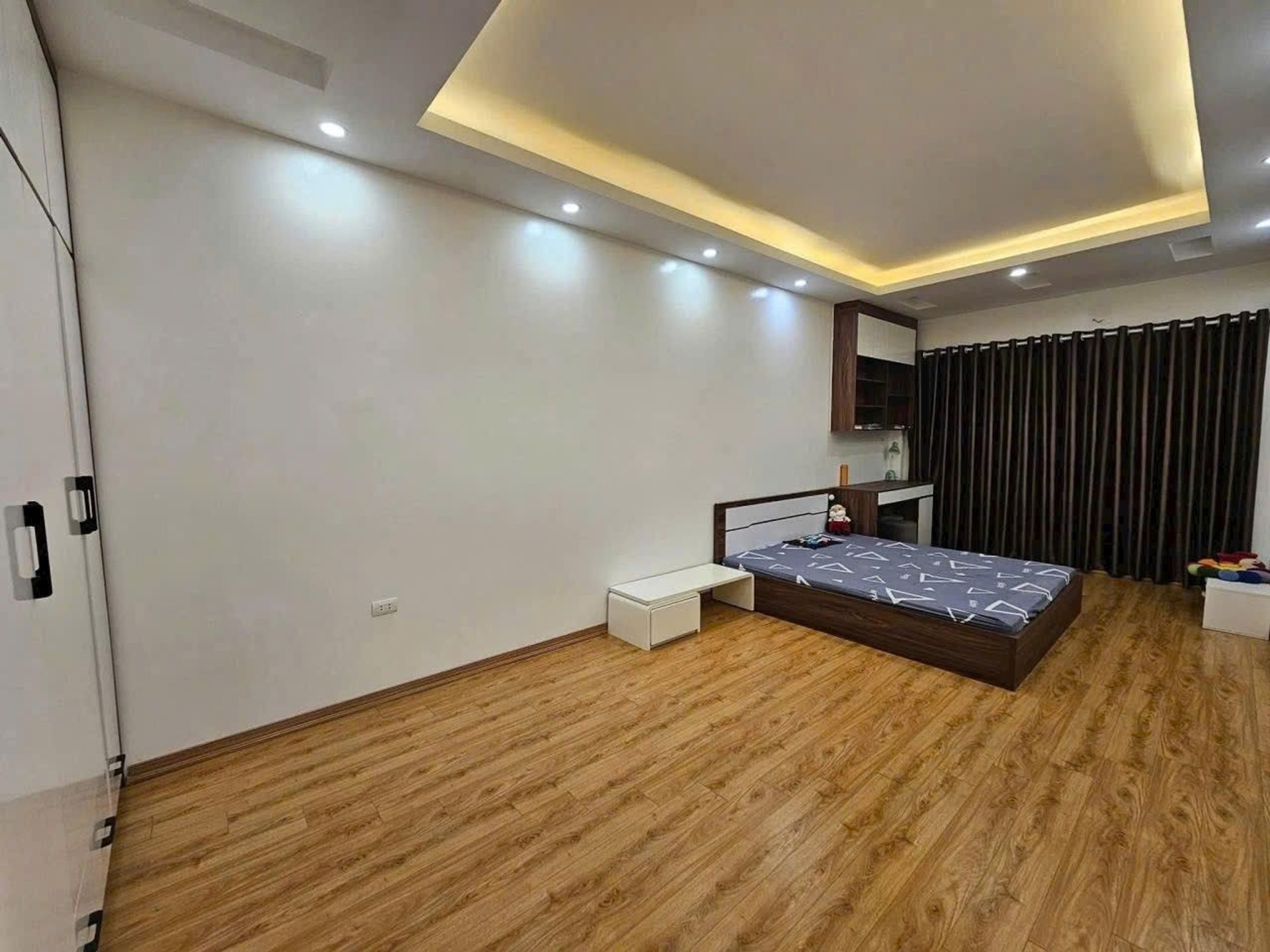 Bán nhà Thanh Lân - diện tích 34m2 5 tầng - Ô tô tránh - giá 7,8 tỷ