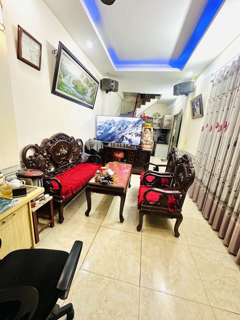 Bán nhà Hoàng Mai - diện tích 137m2 4 tầng - Ô tô vào trong nhà - giá 29,5 tỷ