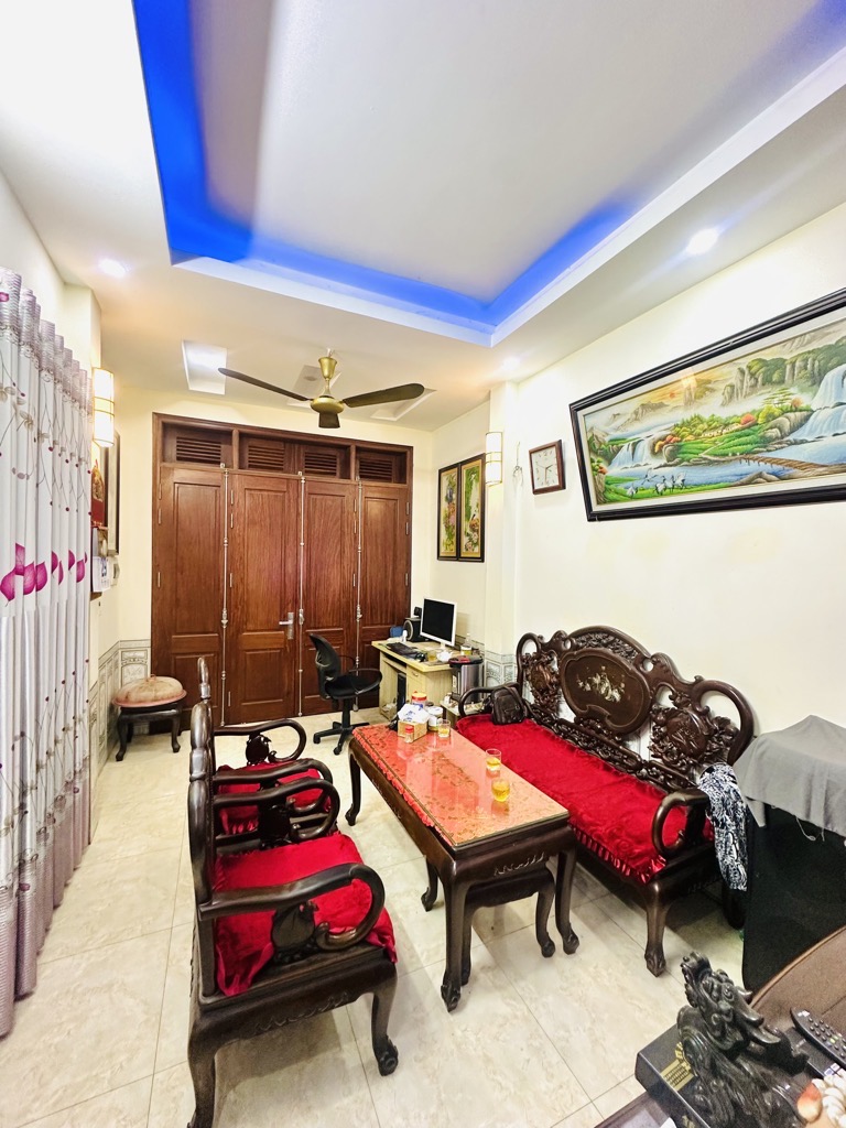 Bán nhà Hoàng Mai - diện tích 137m2 4 tầng - Ô tô vào trong nhà - giá 29,5 tỷ