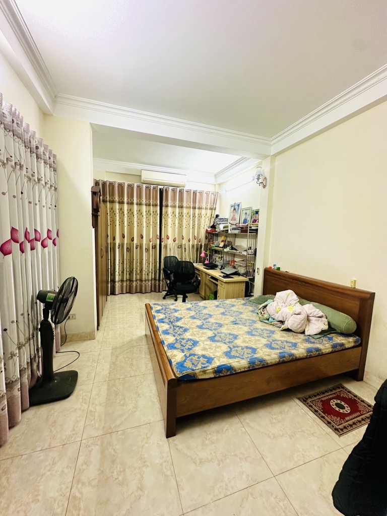 Bán nhà Hoàng Mai - diện tích 137m2 4 tầng - Ô tô vào trong nhà - giá 29,5 tỷ