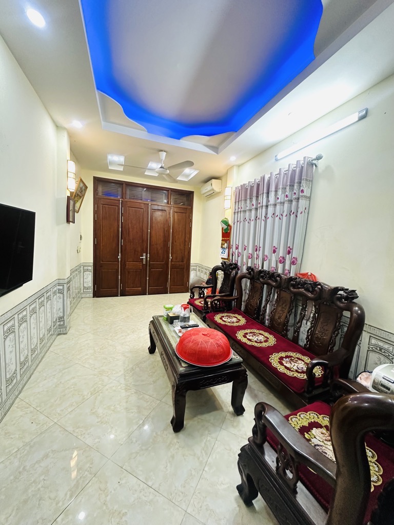 Bán nhà Hoàng Mai - diện tích 137m2 4 tầng - Ô tô vào trong nhà - giá 29,5 tỷ