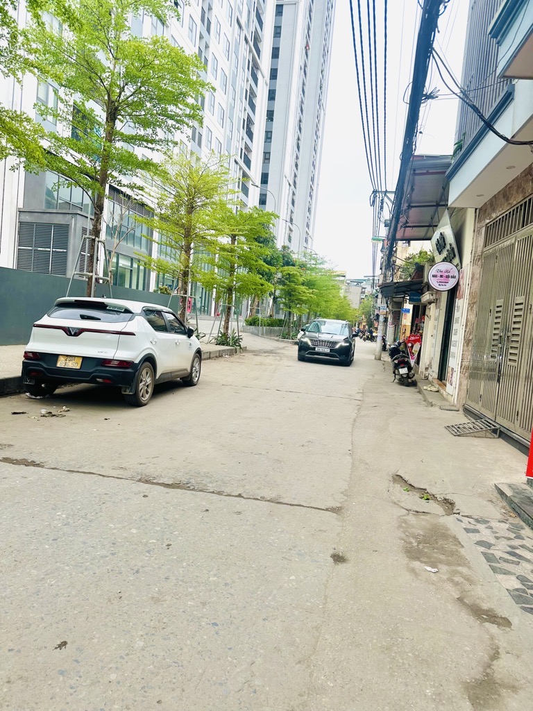 Bán nhà Hoàng Mai - diện tích 137m2 4 tầng - Ô tô vào trong nhà - giá 29,5 tỷ