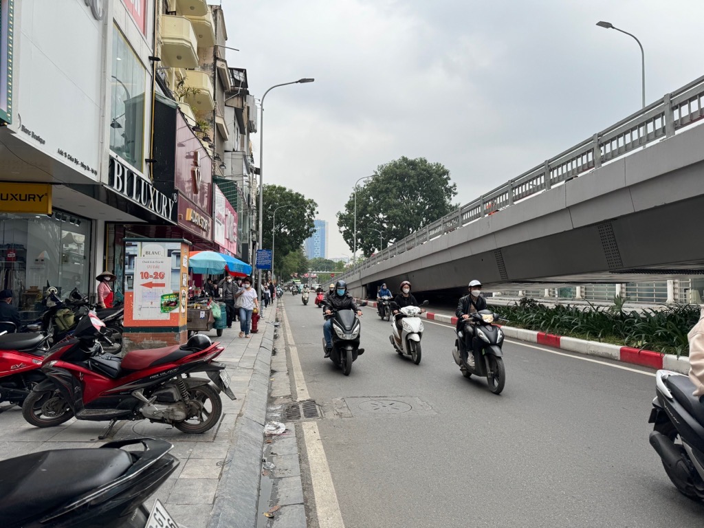 Bán nhà Chùa Bộc - diện tích 52,3m2 5 tầng - MẶT PHỐ VIP - HAI THOÁNG - KINH DOANH MỌI LOẠI HÌNH - giá 32 tỷ