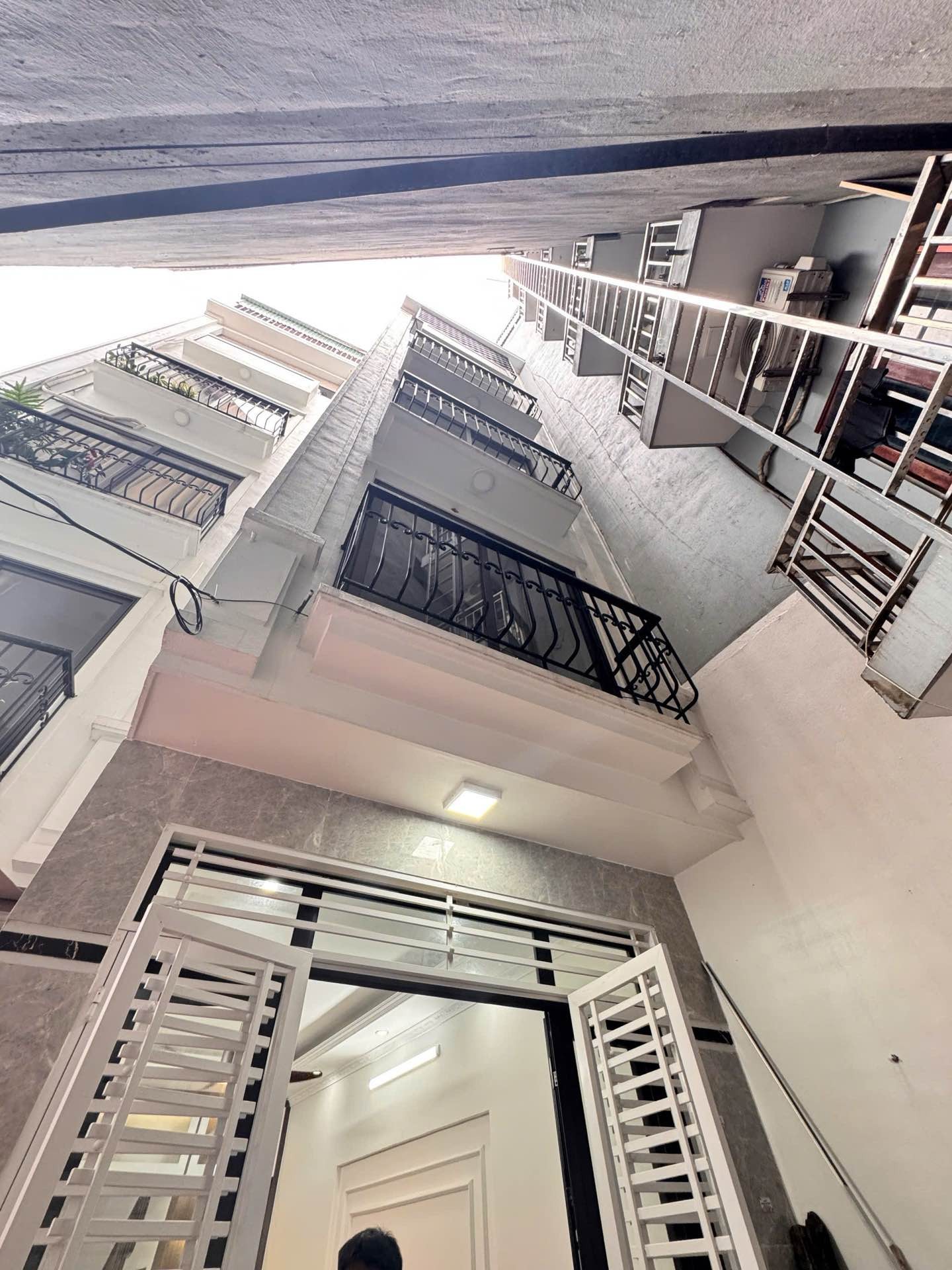 Bán nhà Trương Định - diện tích 32m2 5 tầng - Nhà đẹp hiện đại ở ngay - giá 8,7 tỷ