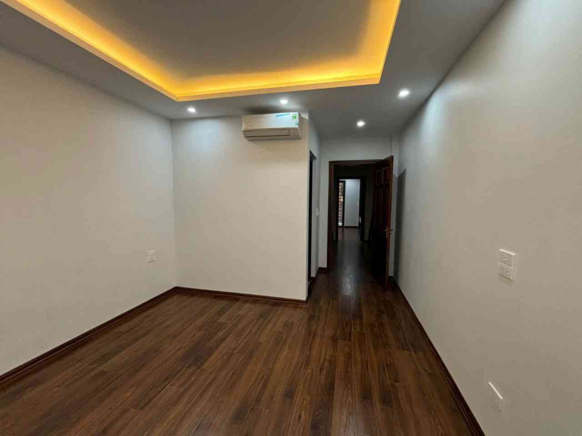 Bán nhà Minh Khai - diện tích 56m2 6 tầng - Ô tô đỗ cửa - giá 14,9 tỷ