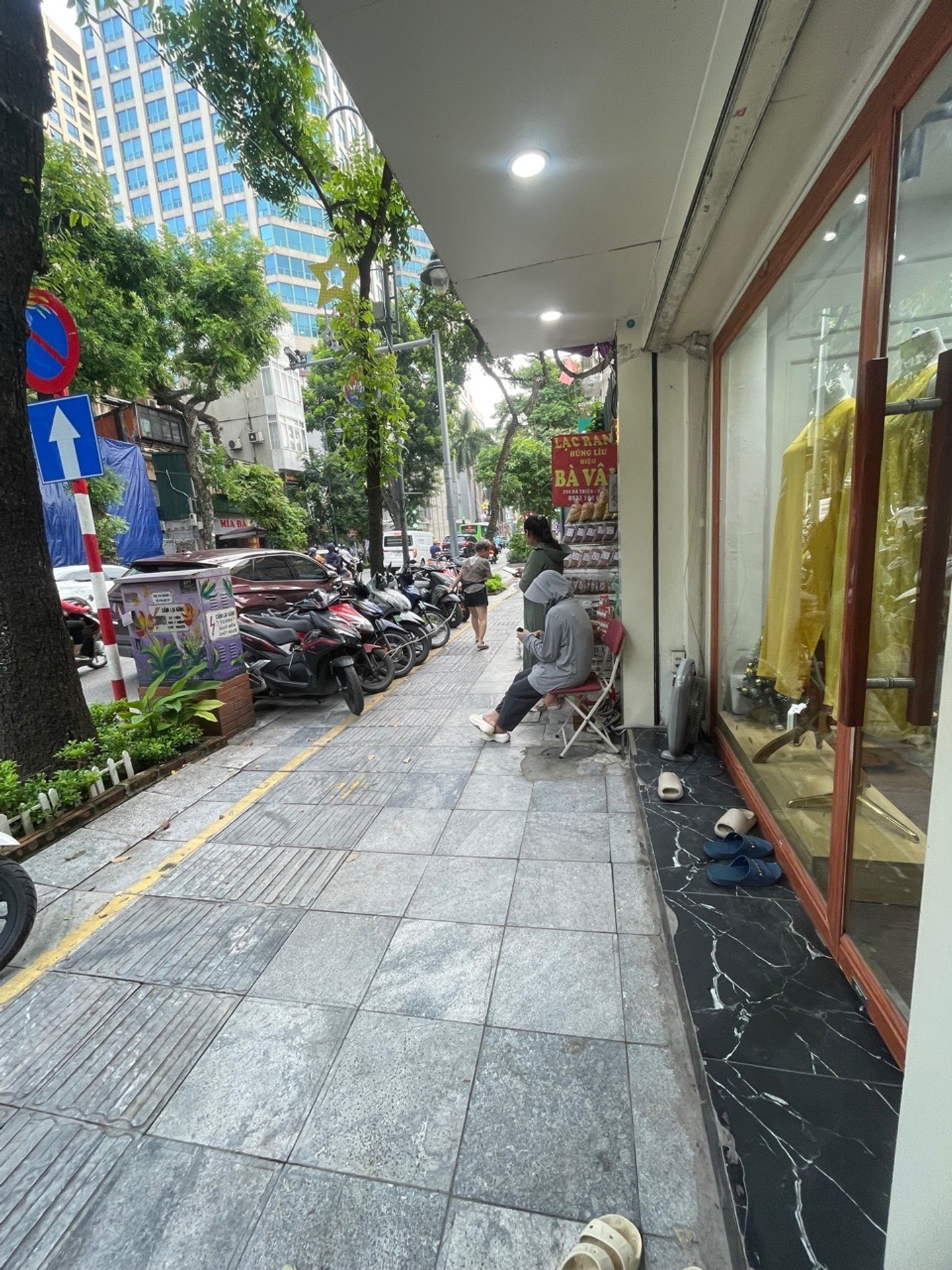 Bán nhà Bà Triệu - diện tích 31m2 2 tầng - Mặt phố kinh doanh tấp nập - giá 22 tỷ