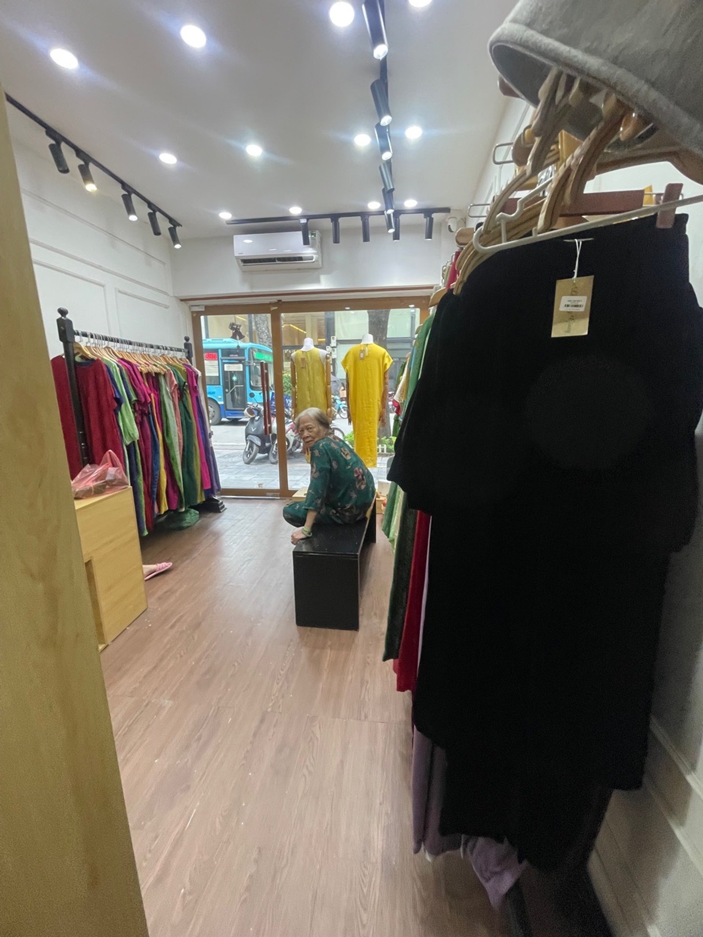 Bán nhà Bà Triệu - diện tích 31m2 2 tầng - Mặt phố kinh doanh tấp nập - giá 22 tỷ
