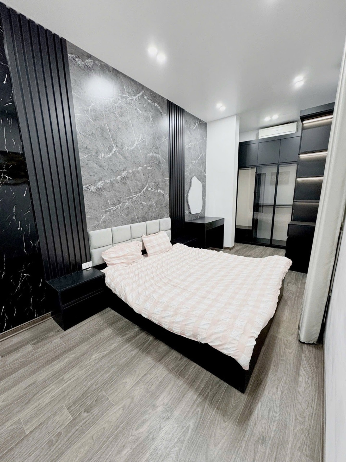Bán nhà Tôn Đức Thắng - diện tích 25m2 4 tầng - Cực đẹp, cách mặt phố 10m - giá 3,9 tỷ