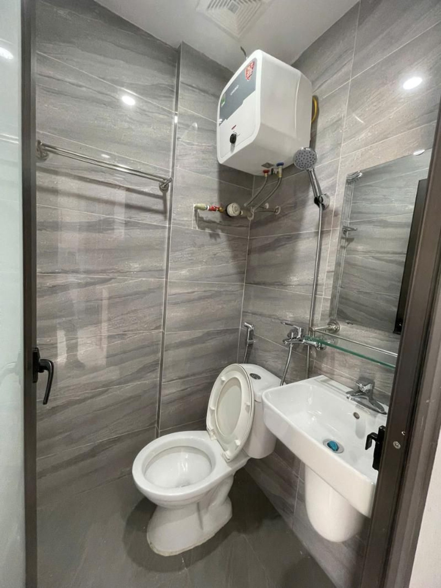 Bán nhà Định Công Thượng - diện tích 67m2 7 tầng - Ô tô tránh 15m - giá 15,9 tỷ