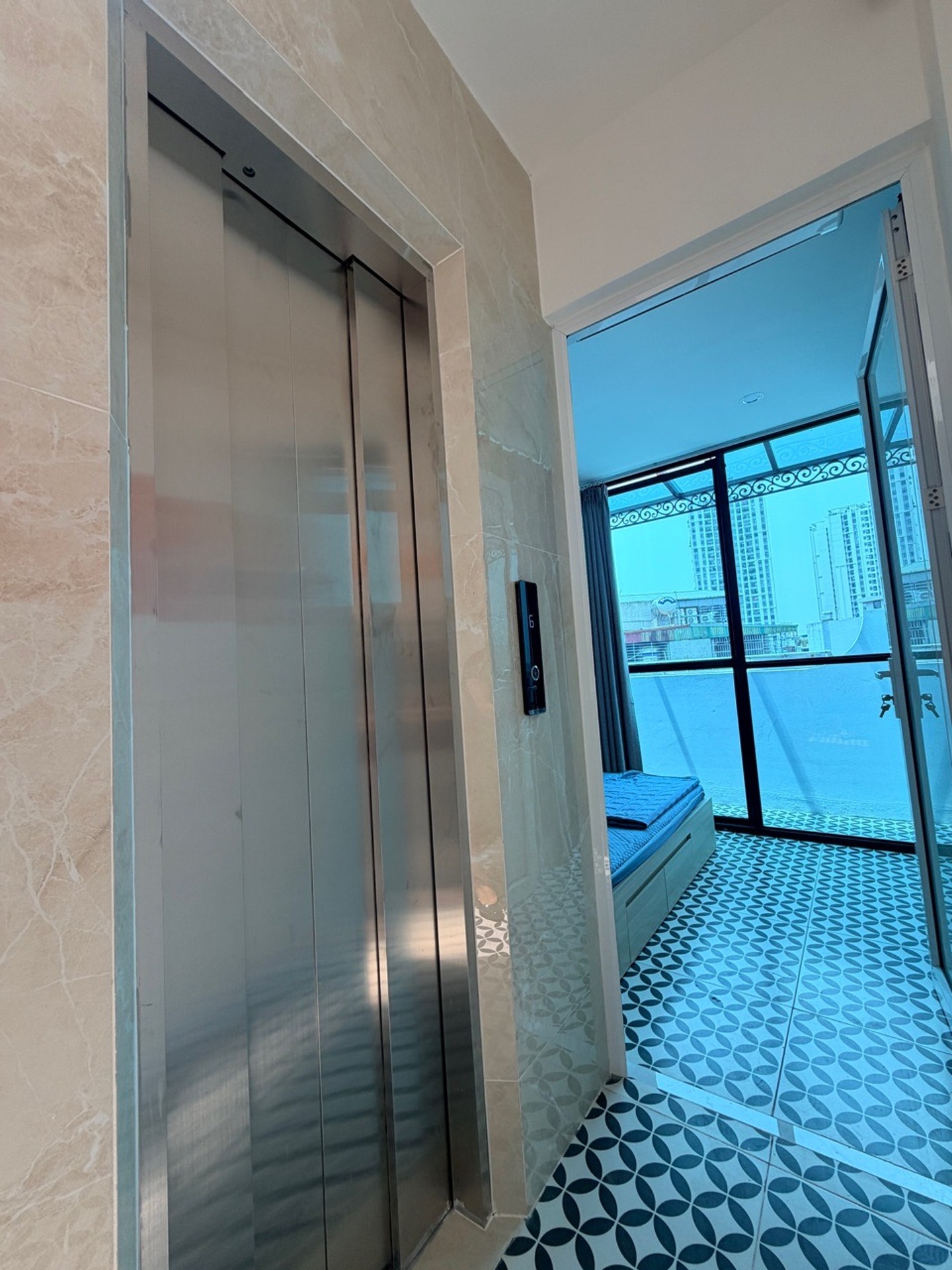 Bán nhà Minh Khai - diện tích 43m2 6 tầng - Thang máy, ô tô đỗ cửa - giá 14,4 tỷ