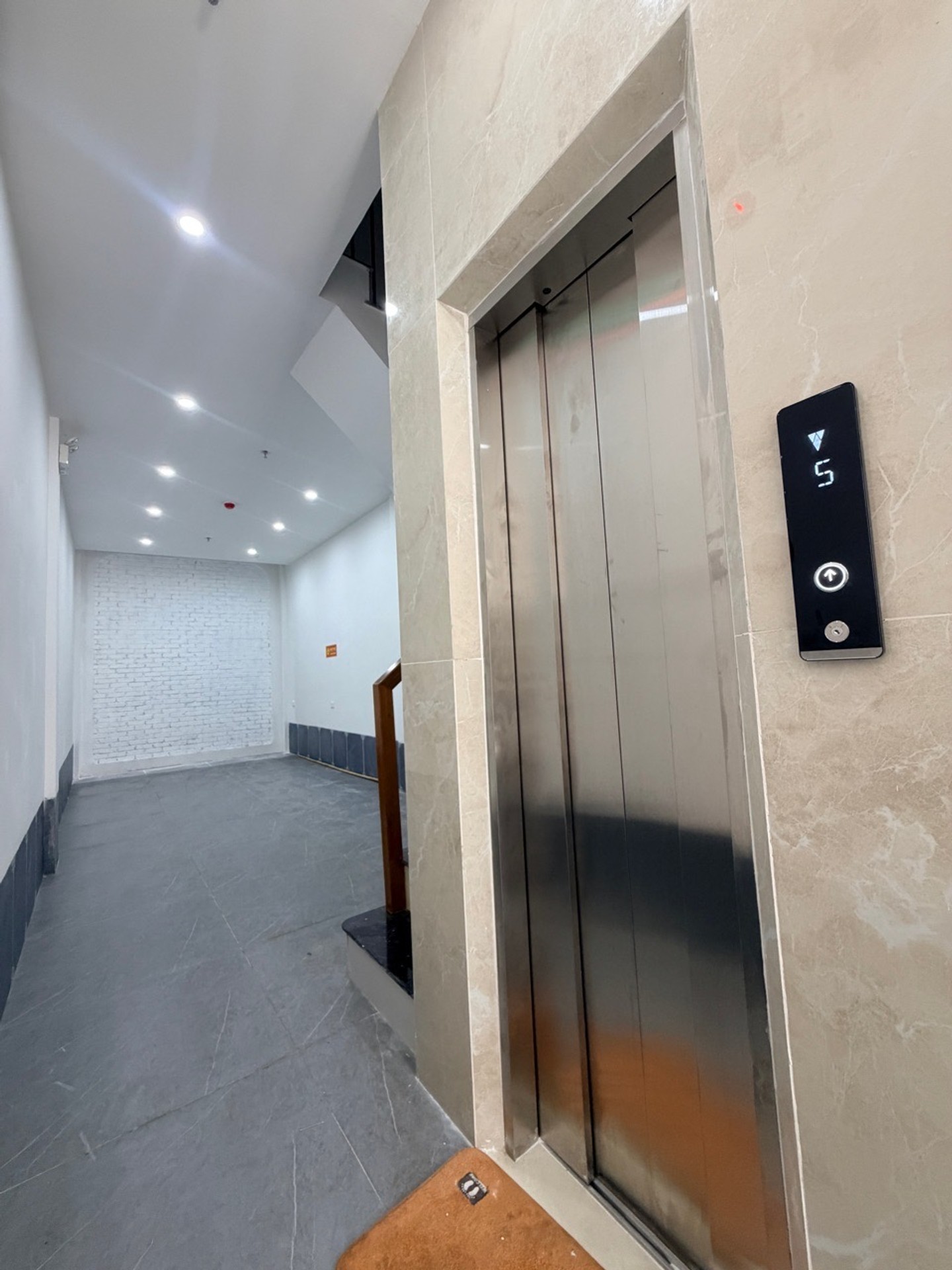 Bán nhà Minh Khai - diện tích 43m2 6 tầng - Thang máy, ô tô đỗ cửa - giá 14,4 tỷ
