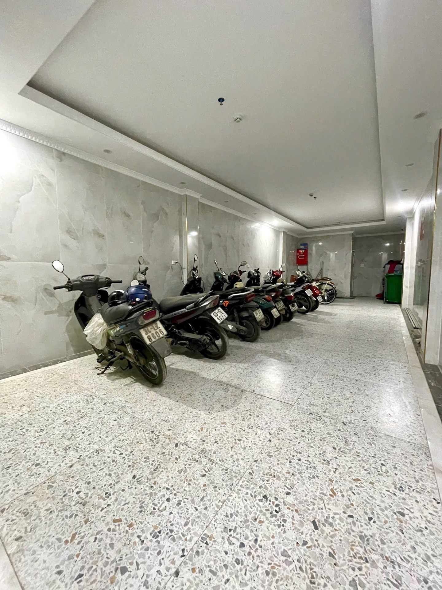 Bán nhà Ngõ Tự Do - diện tích 124m2 8 tầng - Ngõ ô tô tránh - giá Nhỉnh 42 tỷ