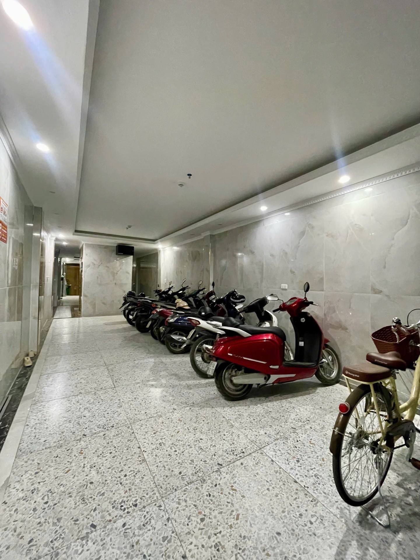 Bán nhà Ngõ Tự Do - diện tích 124m2 8 tầng - Ngõ ô tô tránh - giá Nhỉnh 42 tỷ