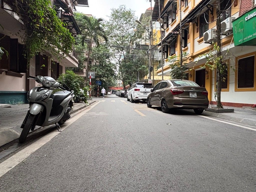 Bán nhà Đầm Trấu - diện tích 68m2 8 tầng - 2 mặt đường ô tô tránh - giá 30,5 tỷ