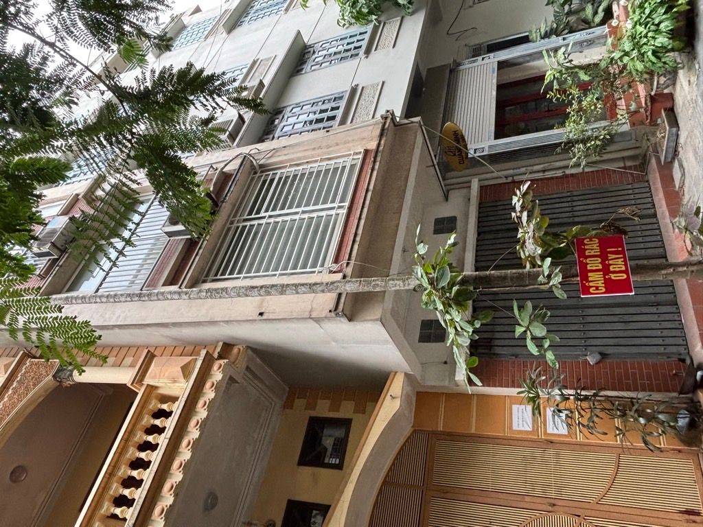 Bán nhà Đầm Trấu - diện tích 68m2 8 tầng - 2 mặt đường ô tô tránh - giá 30,5 tỷ