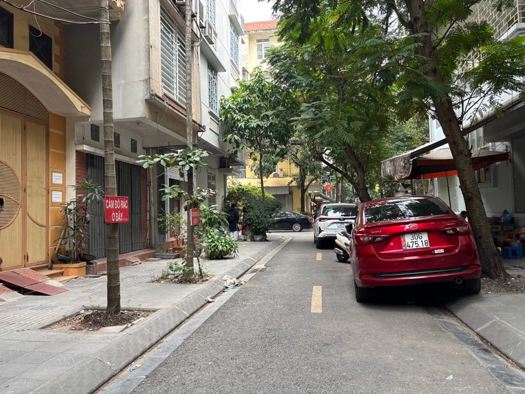 Bán nhà Đầm Trấu - diện tích 68m2 8 tầng - 2 mặt đường ô tô tránh - giá 30,5 tỷ