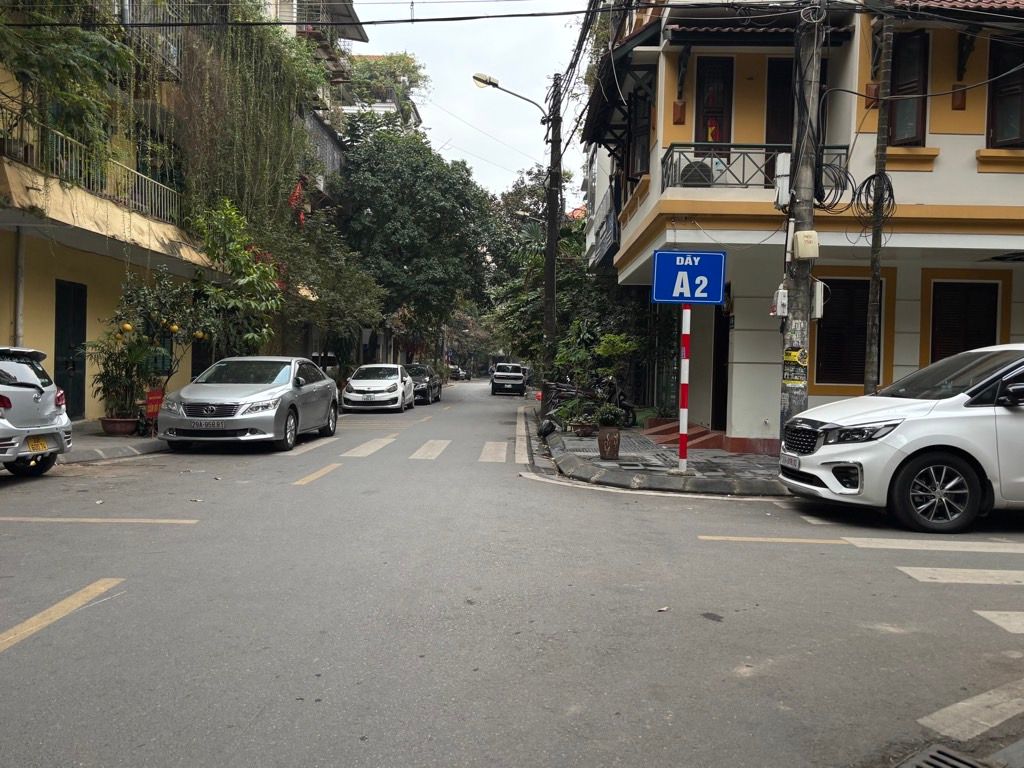 Bán nhà Đầm Trấu - diện tích 68m2 8 tầng - 2 mặt đường ô tô tránh - giá 30,5 tỷ