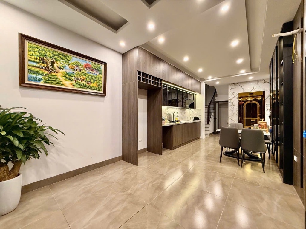 Bán nhà Tân Mai - diện tích 40m2 5 tầng - Ô TÔ ĐỖ CÁCH NHÀ 5M - giá 11,5 tỷ