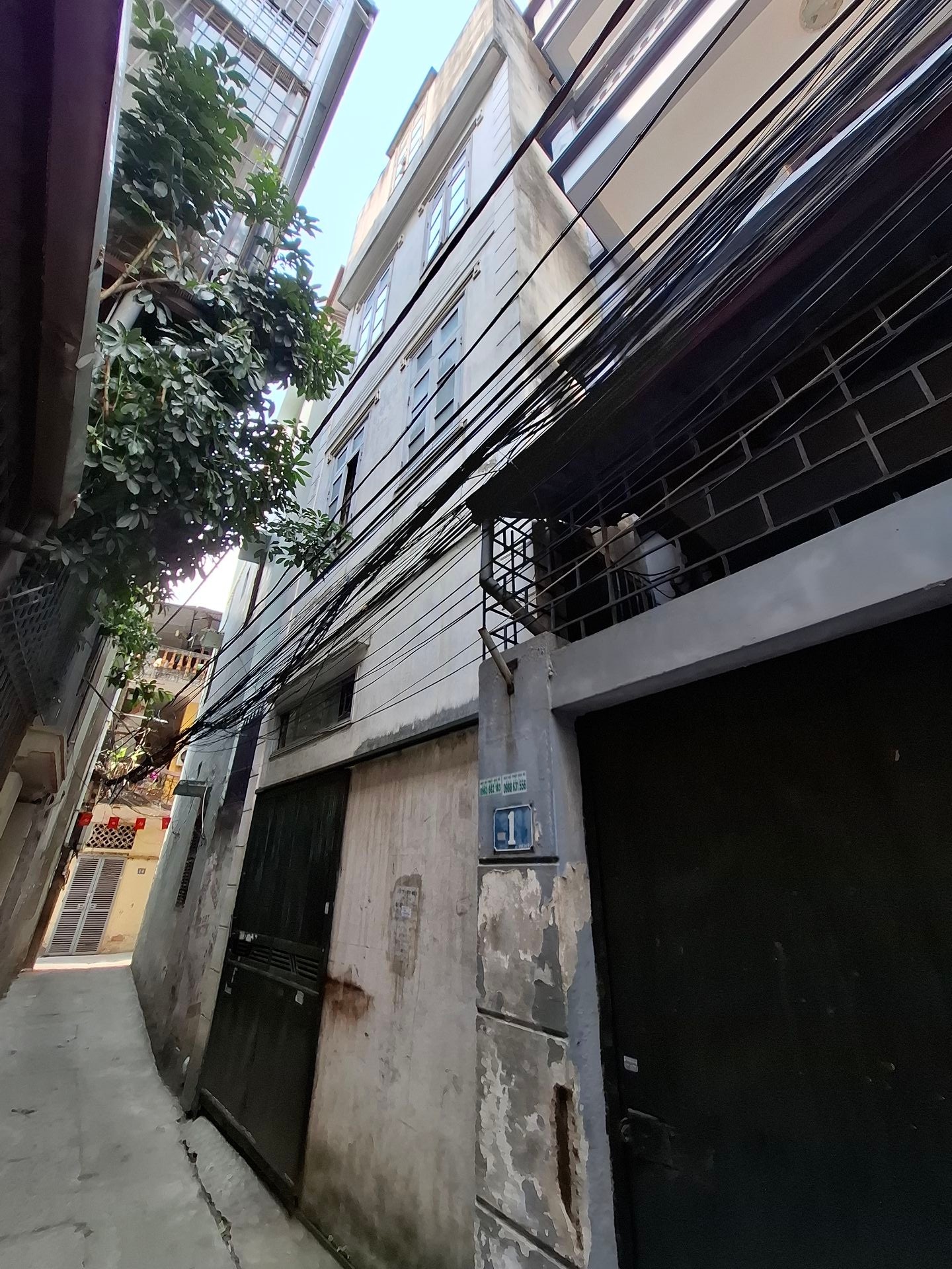 Bán nhà Cầu Giấy - diện tích 105m2 4 tầng - Ô tô tránh - giá 25 tỷ