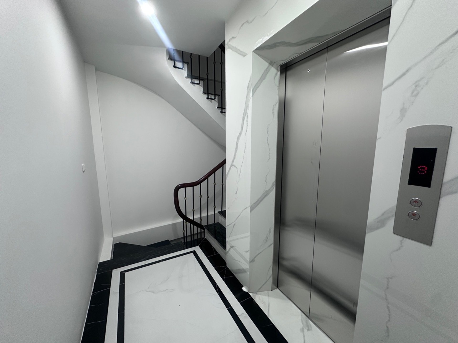 Bán nhà Giáp Bát - diện tích 42m2 6 tầng - Nhà mới thang máy - giá 12,45 tỷ