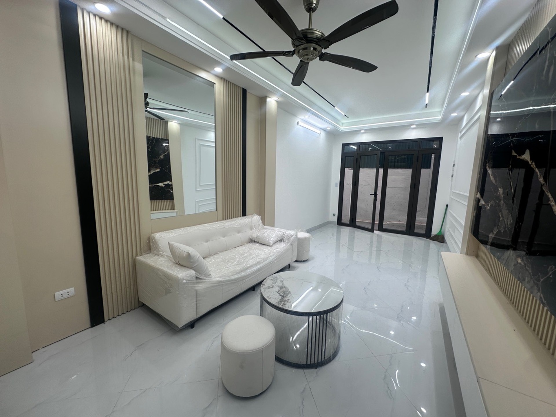 Bán nhà Giáp Bát - diện tích 42m2 6 tầng - Nhà mới thang máy - giá 12,45 tỷ