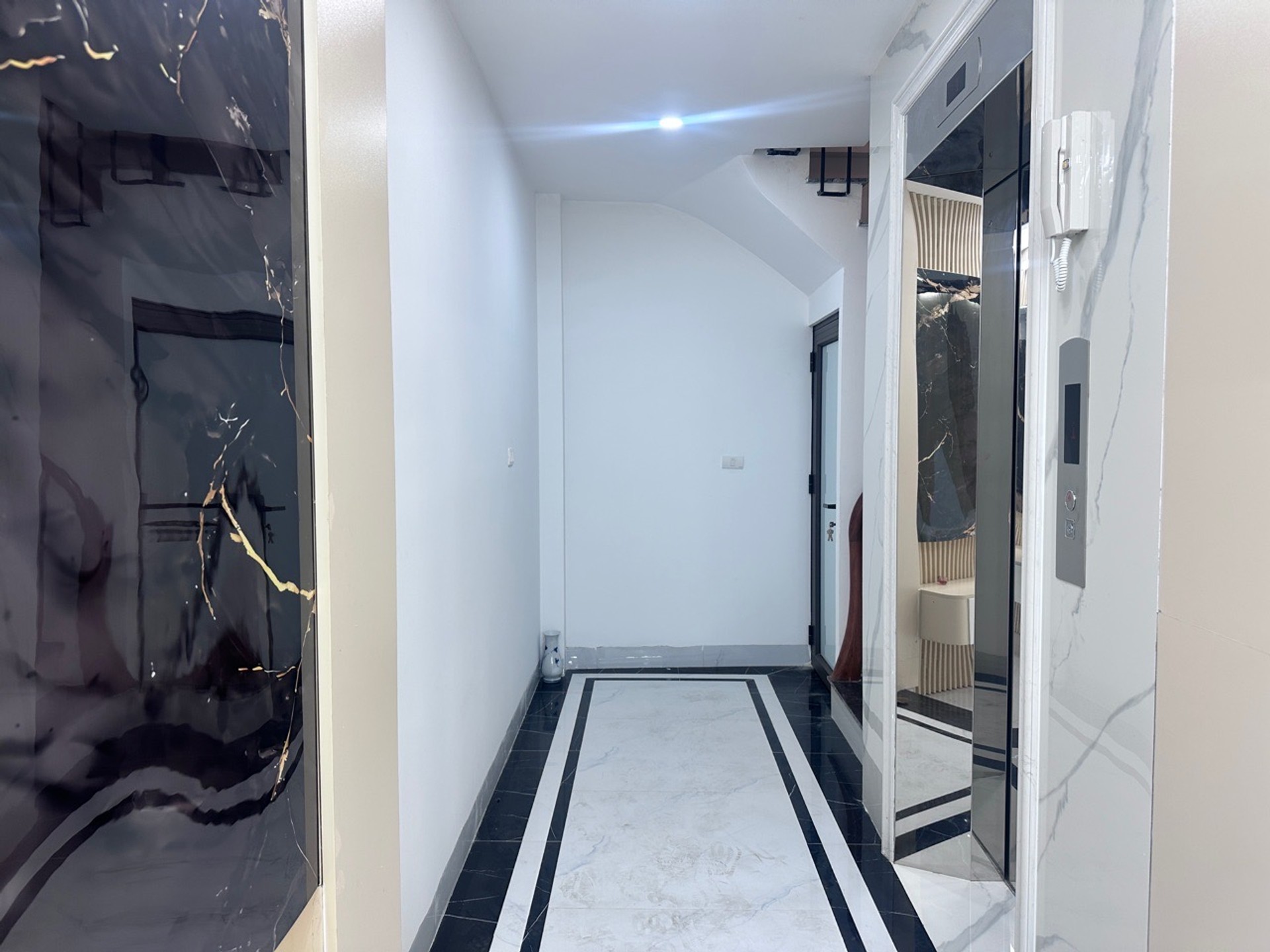Bán nhà Giáp Bát - diện tích 42m2 6 tầng - Nhà mới thang máy - giá 12,45 tỷ