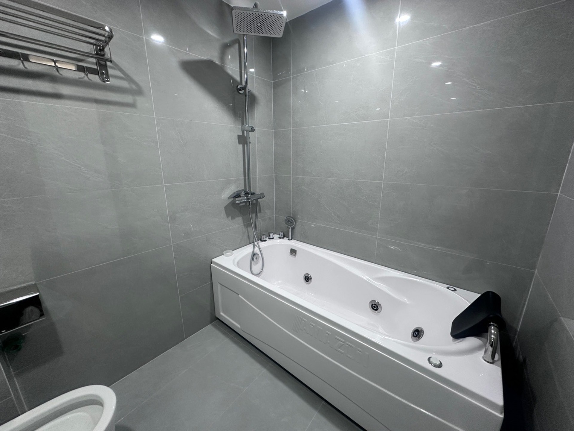 Bán nhà Giáp Bát - diện tích 42m2 6 tầng - Nhà mới thang máy - giá 12,45 tỷ