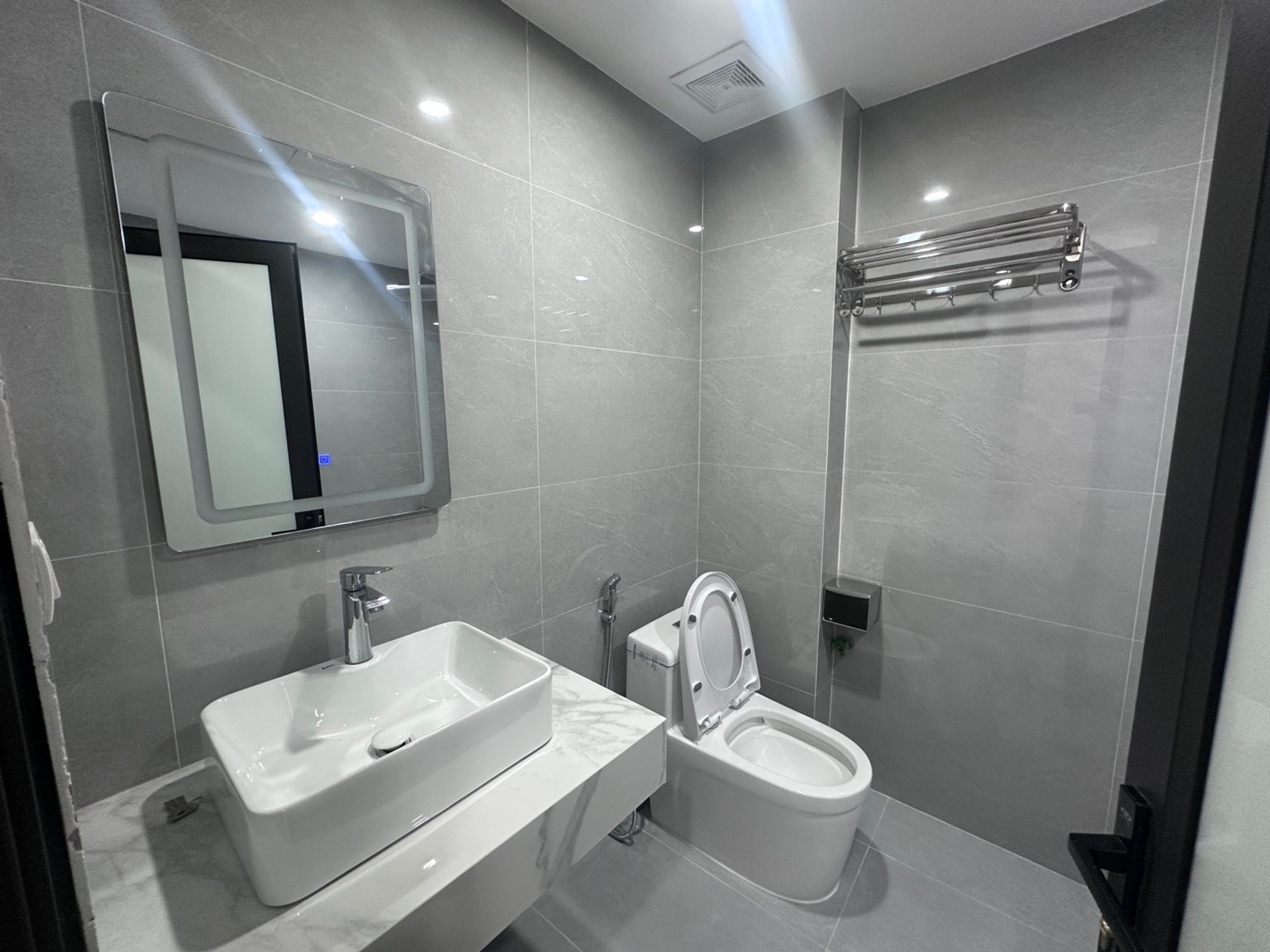 Bán nhà Giáp Bát - diện tích 42m2 6 tầng - Nhà mới thang máy - giá 12,45 tỷ