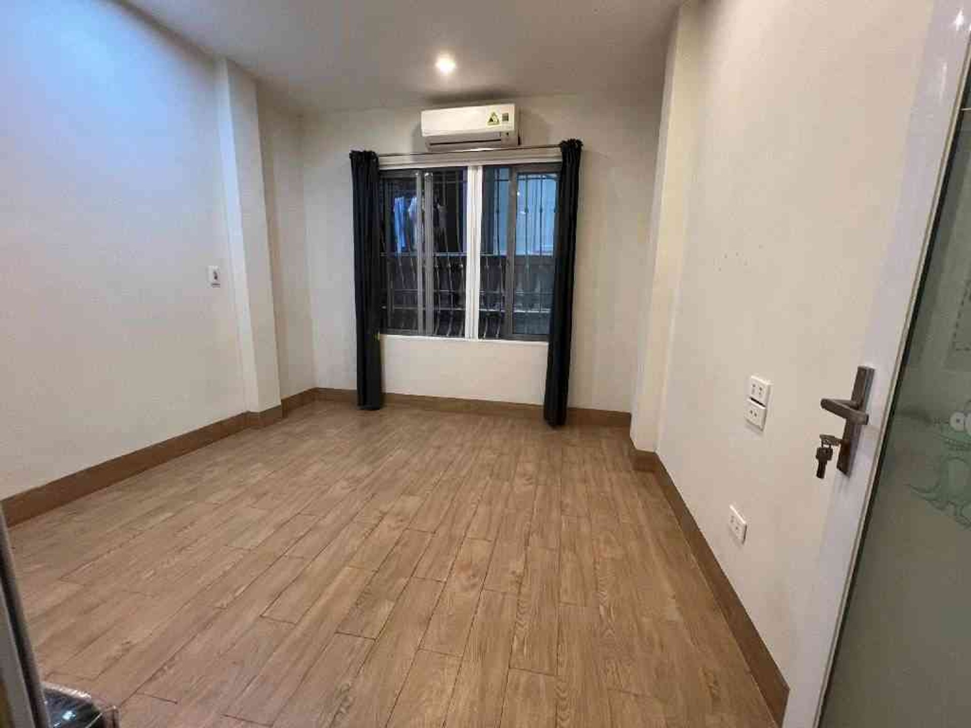 Bán nhà Yên Lạc - diện tích 39m2 4 tầng - Ô tô đỗ cổng - giá 11,9 tỷ