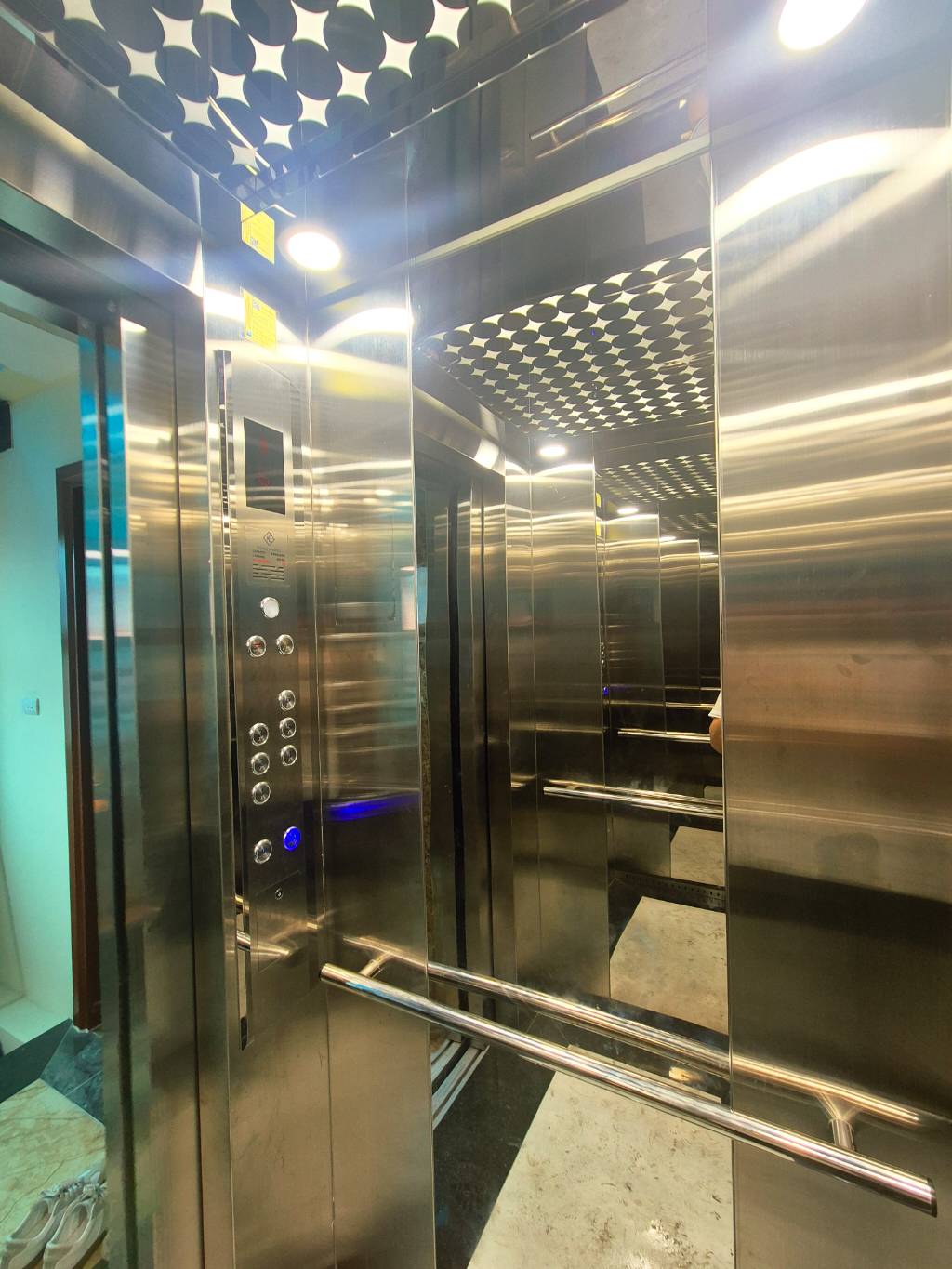 Bán nhà Vĩnh Tuy - diện tích 63m2 7 tầng - Lô góc 2 mặt thoáng - giá 29,9 tỷ