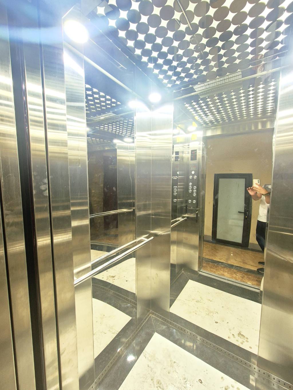 Bán nhà Vĩnh Tuy - diện tích 63m2 7 tầng - Lô góc 2 mặt thoáng - giá 29,9 tỷ