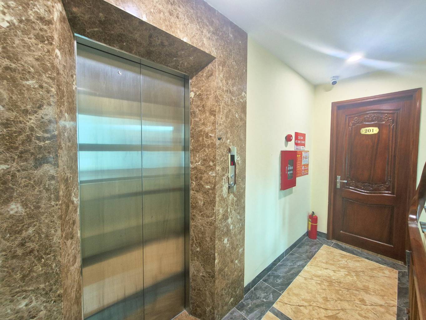 Bán nhà Vĩnh Tuy - diện tích 63m2 7 tầng - Lô góc 2 mặt thoáng - giá 29,9 tỷ