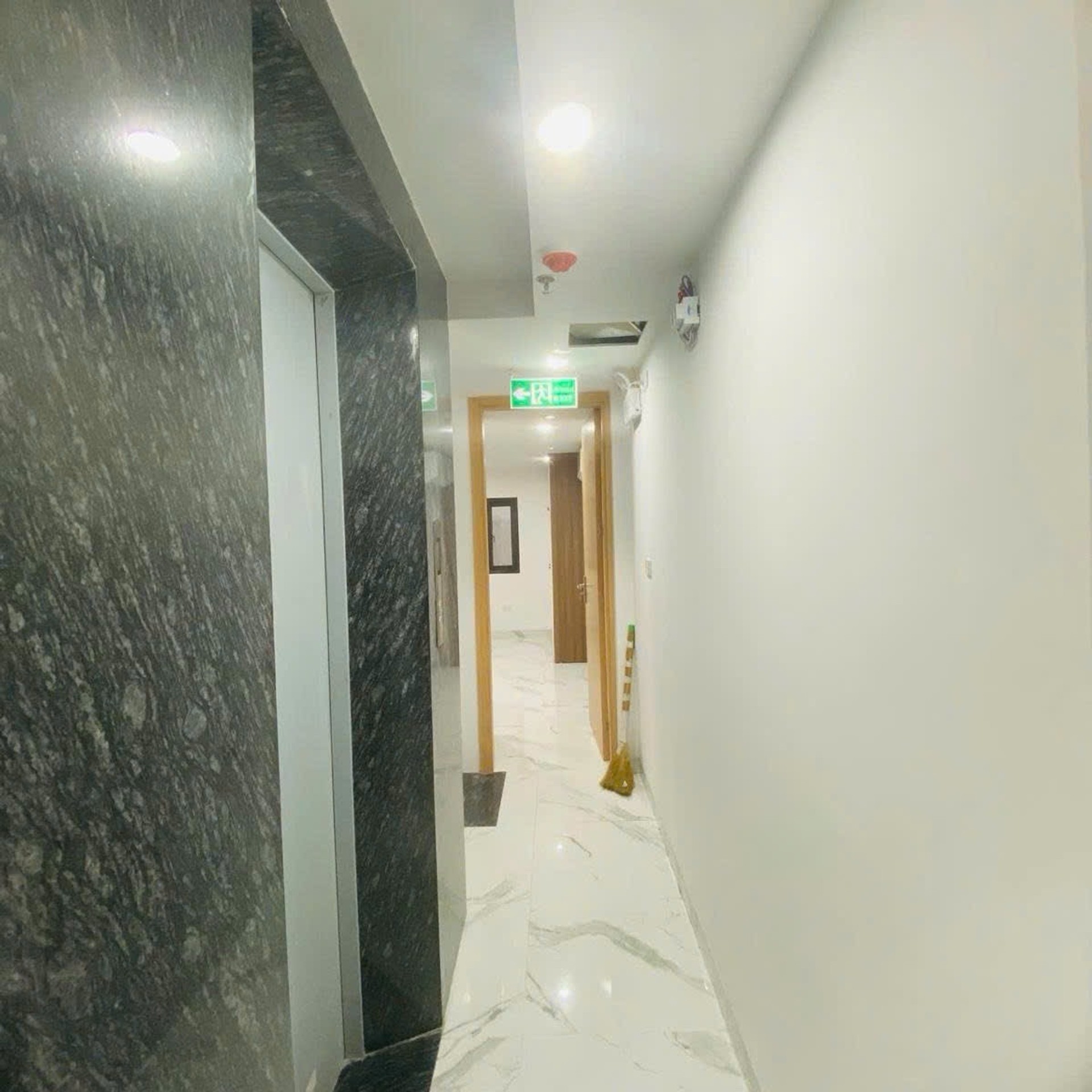 Bán nhà Hoàng Mai - diện tích 62m2 7 tầng - Ô tô đỗ cửa - giá 22,8 tỷ