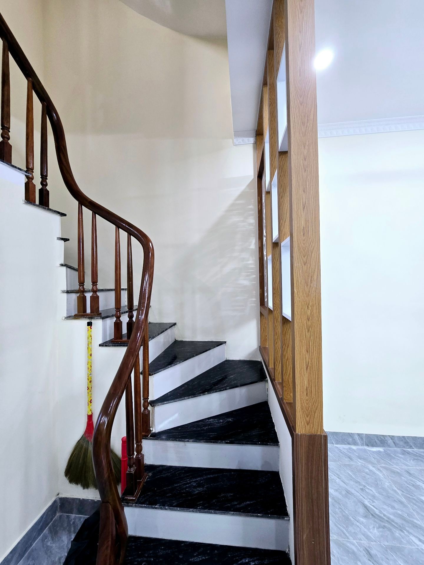 Bán nhà Minh Khai - diện tích 31m2 4 tầng - Nhà đẹp về ở ngay - giá 5,5 tỷ