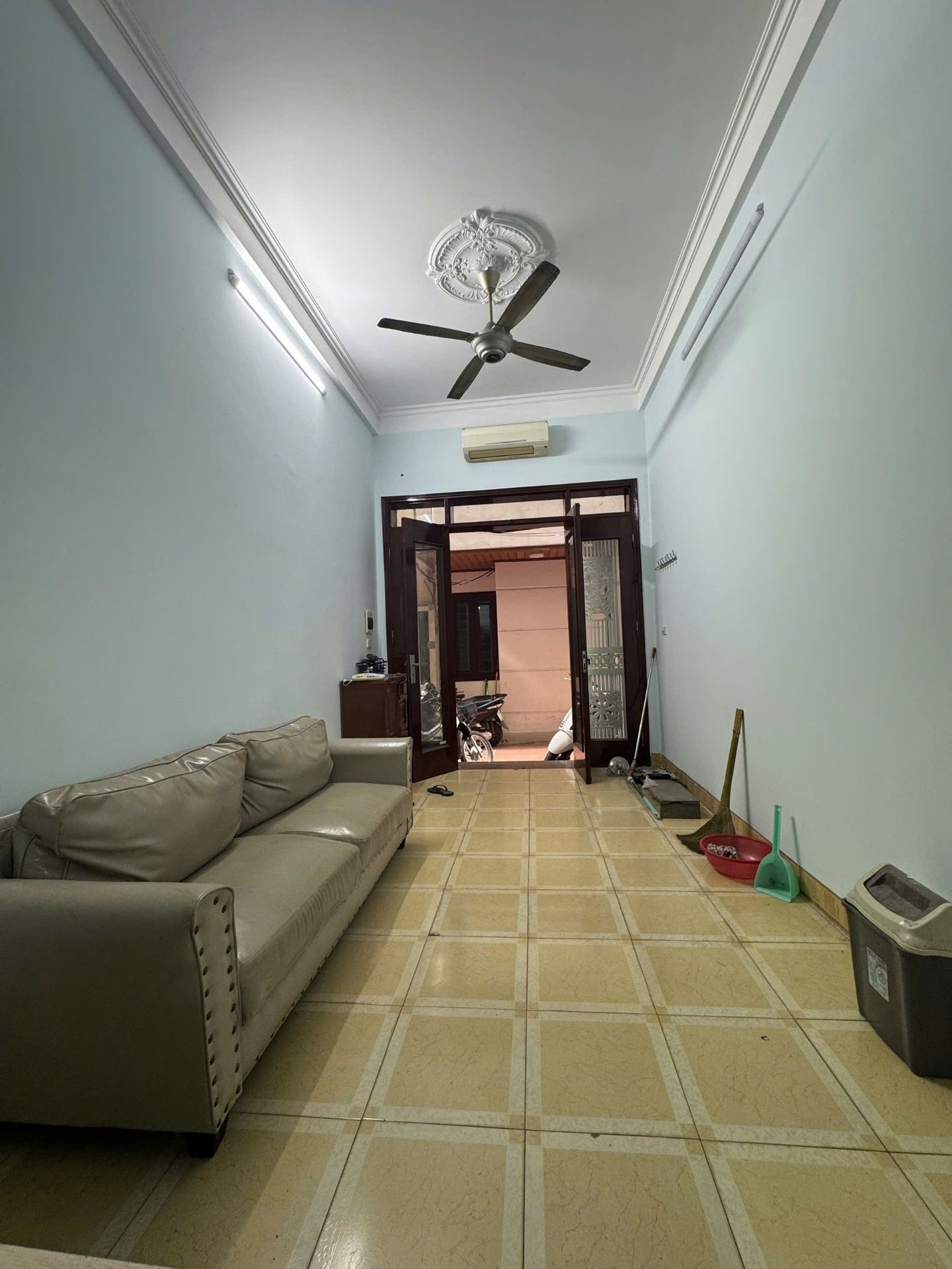 Bán nhà Nguyễn Chính - diện tích 34m2 3 tầng - Nhà dẫn xây, gần phố - giá 9,9 tỷ