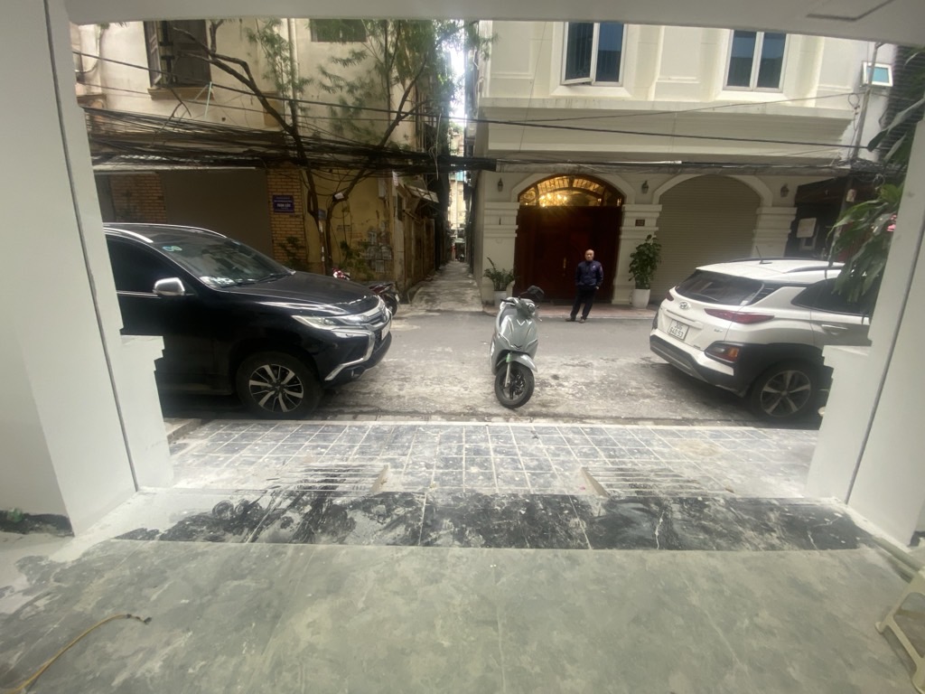 Bán nhà Nguyên Hồng - diện tích 52.5m2 9 tầng - ô tô tránh - giá 42 tỷ