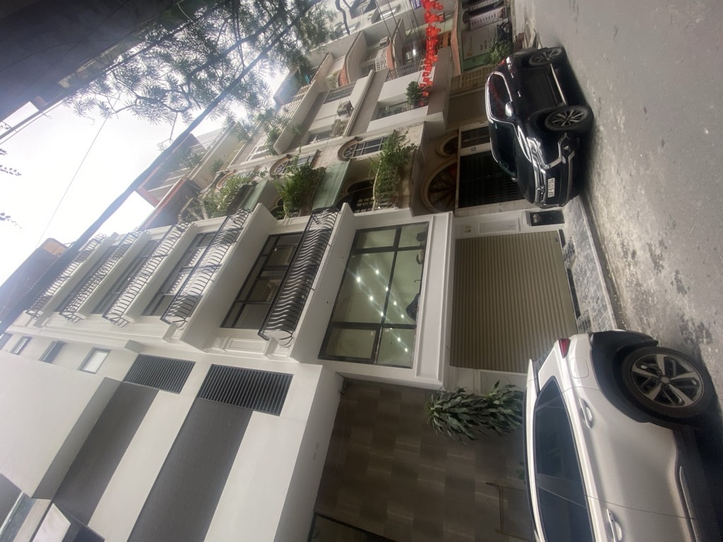 Bán nhà Nguyên Hồng - diện tích 52.5m2 9 tầng - ô tô tránh - giá 42 tỷ