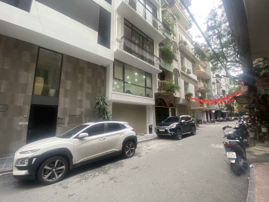 Bán nhà Nguyên Hồng - diện tích 52.5m2 9 tầng - ô tô tránh - giá 42 tỷ